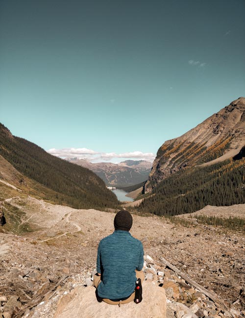 Photo de Xavier de dos devant un paysage Canadien