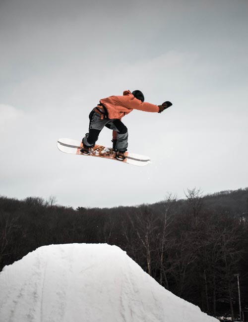 Photo d'un snowboarder en plein saut