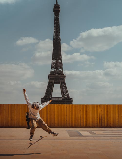 Photo d'un Skater devant la tour Eiffel